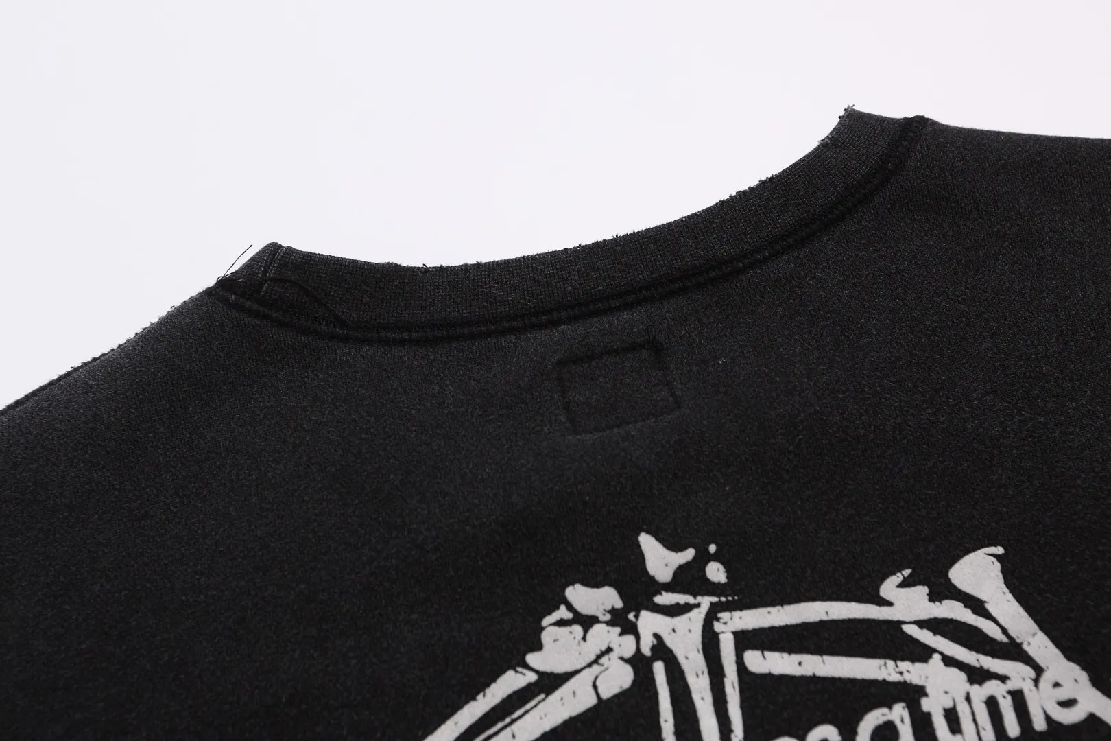 saint michael American devil print retro washed and distressed loose round neck pullover plus velvet long-sleeved sweatshirt Fabric: 420g Style number: SM619 Size: S-M-L-XL Color: Black Price: P198